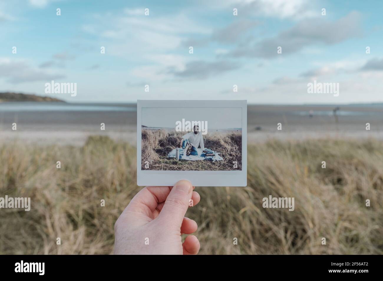 Sofortige Fotos mit der Hand am Strand Stockfoto