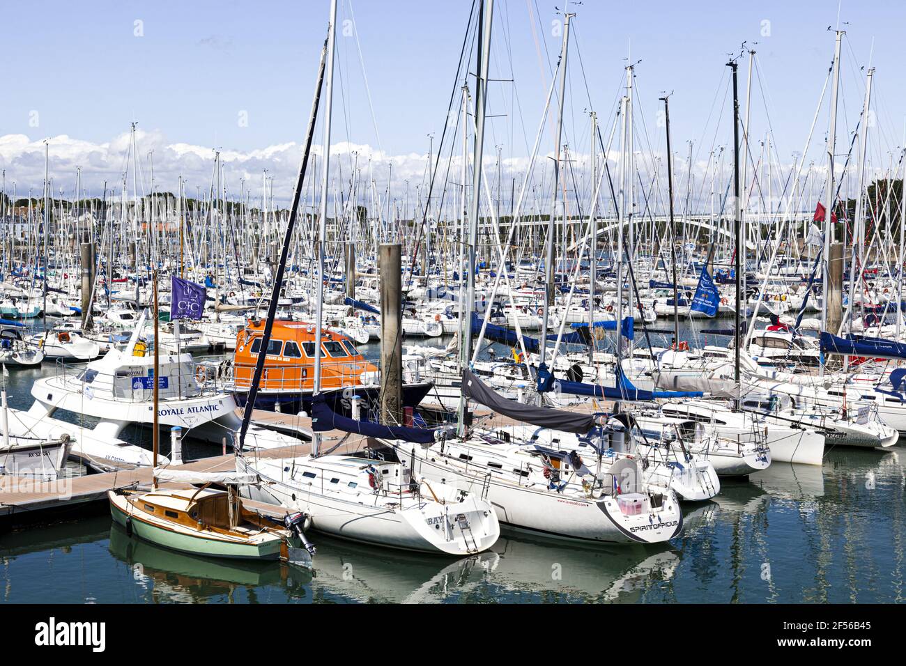 Yachten in der Marina von La Trinite sur Mer, Bretagne, Frankreich Stockfoto