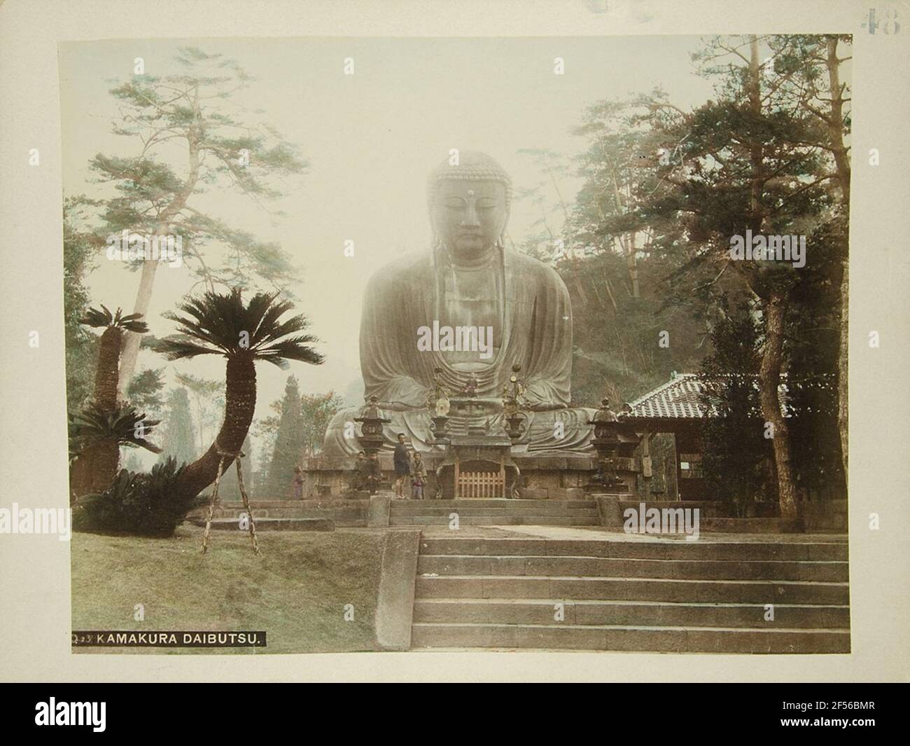Q23. Kamakura Daibutsu. Die buddhistische Skulptur und vor allem der Daibutsu, der große Buddha, ist eines der beliebtesten Motive der japanischen Reisefotografie. Schon die Größe der Statue muss den Reisenden aus dem Westen beeindruckt haben: 13,35 Meter misst die Bronzeskulptur, die der damalige Herrscher Hojo Yasutoki im 13th. Jahrhundert für die 50 Kilometer südlich von Tokyo Kamakura gemacht werden kann. (Aya Fujita) Stockfoto