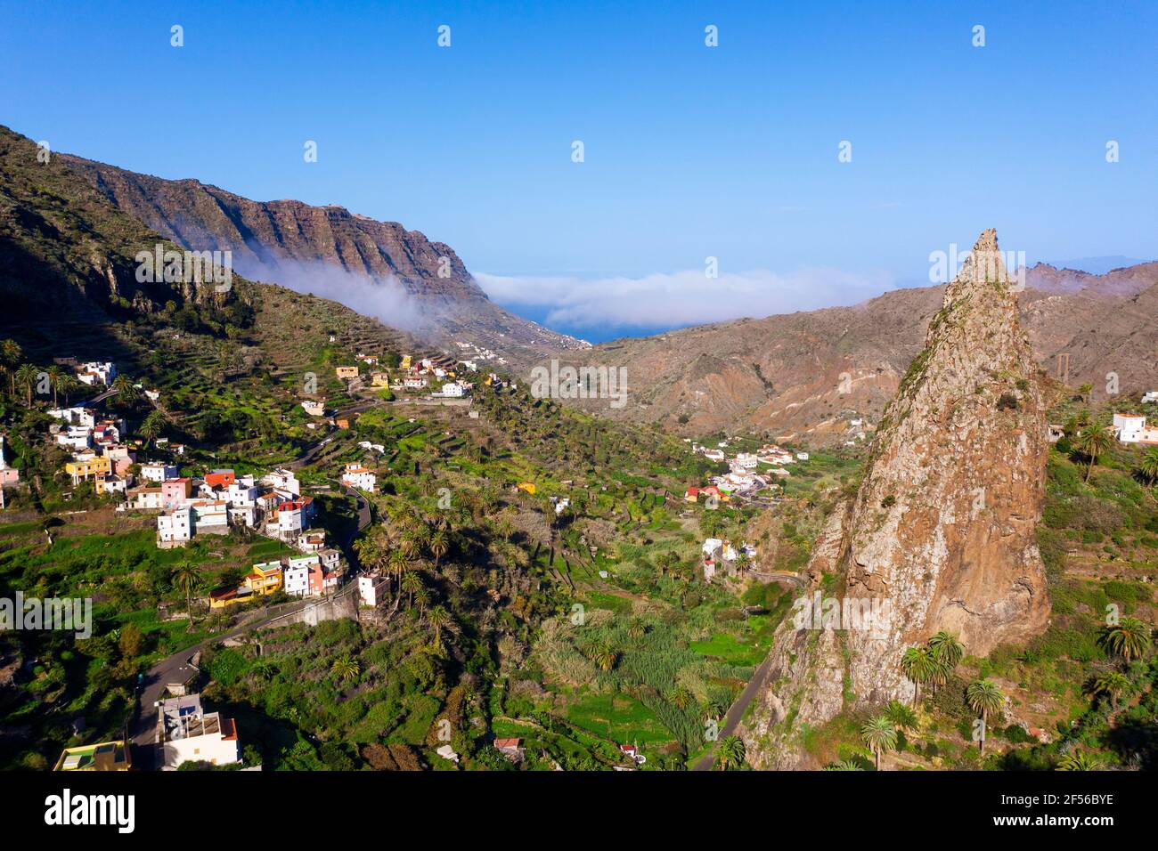 Spanien, Hermigua, Drohne Blick auf Roques de San Pedro und kleine Stadt im Garajonay Nationalpark Stockfoto