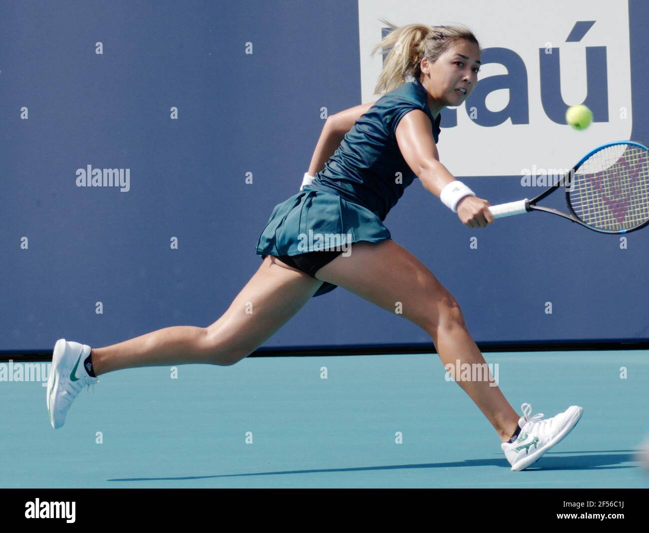 Miami Gardens, Usa. März 2021, 24th. Zarina Diyas aus Kasachstan gibt am Dienstag, den 23. März 2021, den Ball an Venus Williams aus den USA auf dem Stadionplatz bei den Miami Open im Hard Rock Stadium in Miami Gardens, Florida, zurück. Diyas besiegte Williams in einem Unentschieden-Breaker 6-2, 7-6 (12-10) Foto von Gary i Rothstein/UPI Kredit: UPI/Alamy Live News Stockfoto