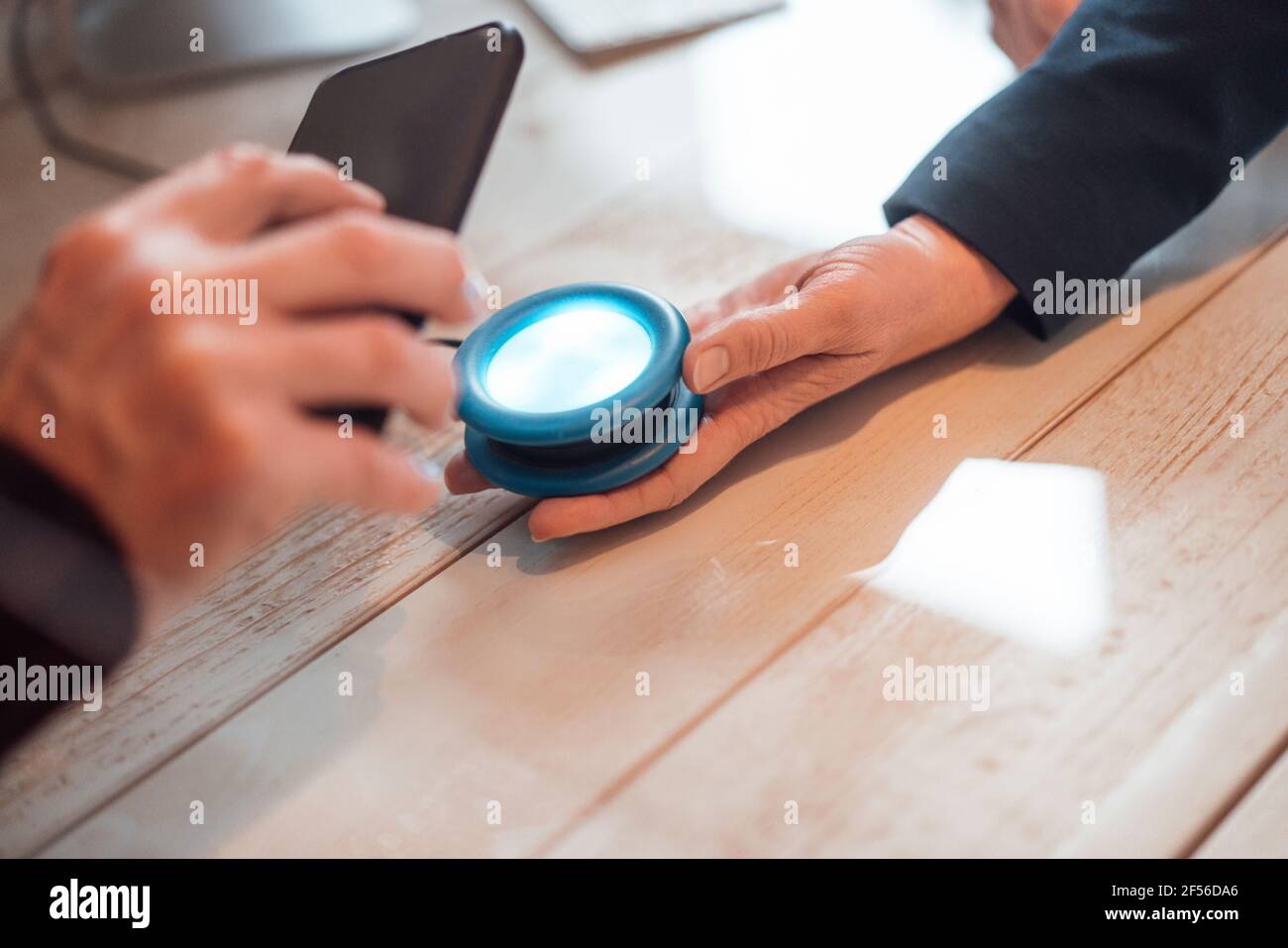 Mann Scannen Barcode-Leser über Smartphone für Online Zahlung Stockfoto