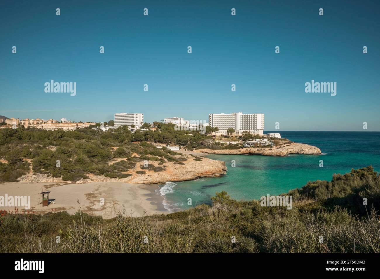 Spanien, Mallorca, Manacor, klarer blauer Himmel über leerem Strand vor der Küstenstadt im Sommer Stockfoto