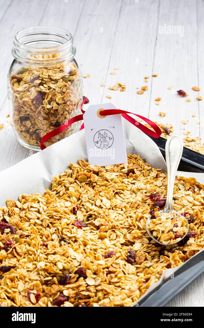 Hausgemachtes Müsli mit Preiselbeeren, Kürbiskernen und Haferflocken aus Vollkorn Stockfoto