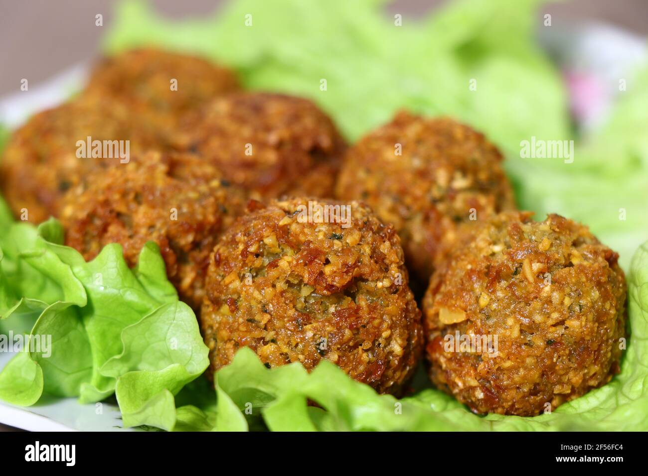 Vegetarisches Gericht - Falafel Kugeln aus gewürzten Kichererbsen Stockfoto