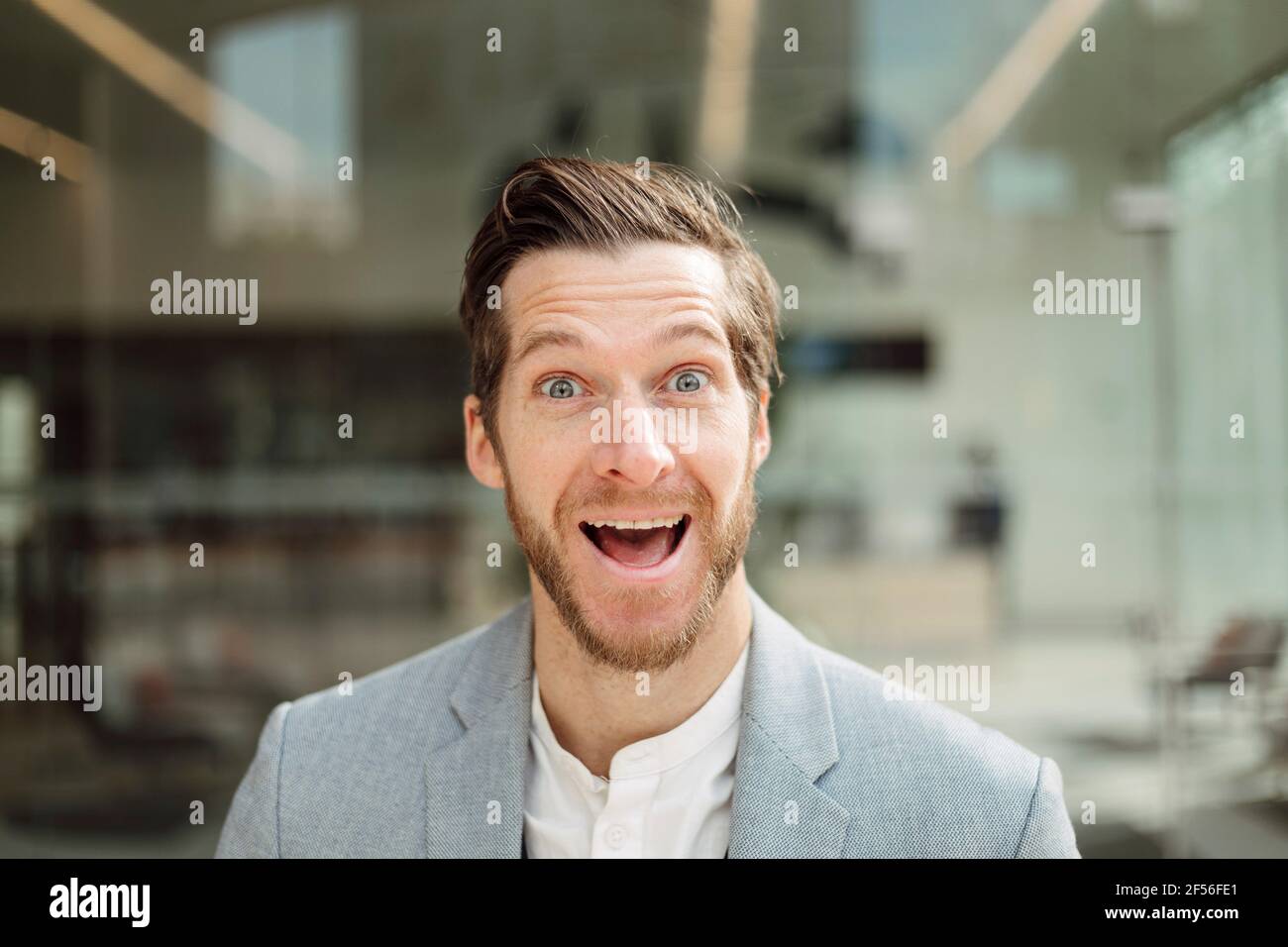 Fröhlicher Geschäftsmann mit offenem Mund Stockfoto