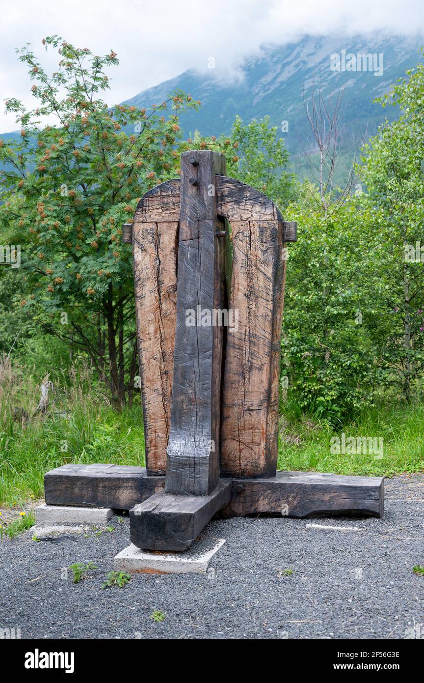 Station X des Kreuzweges: Jesus wird seine Kleider ausgezogen (manchmal auch die "Teilung der Gewänder" genannt). Kalvária na Peknú vyhliadku. Stockfoto