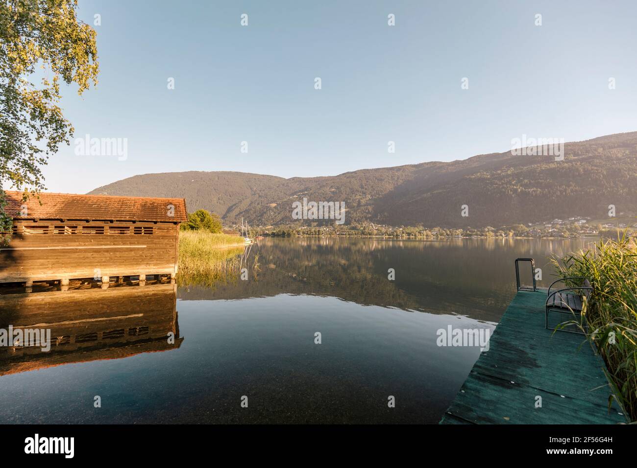 Spiegelung des Berges im Wasser bei Sonnenaufgang, Ossiacher See, Österreich Stockfoto