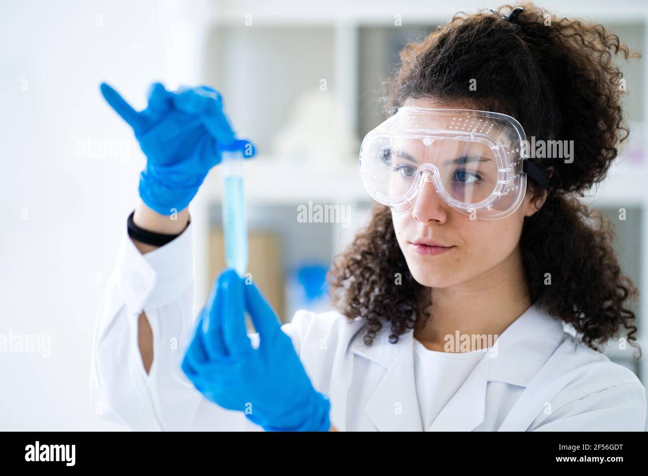 Forscherin untersucht chemische Lösung im Reagenzglas im Labor Stockfoto