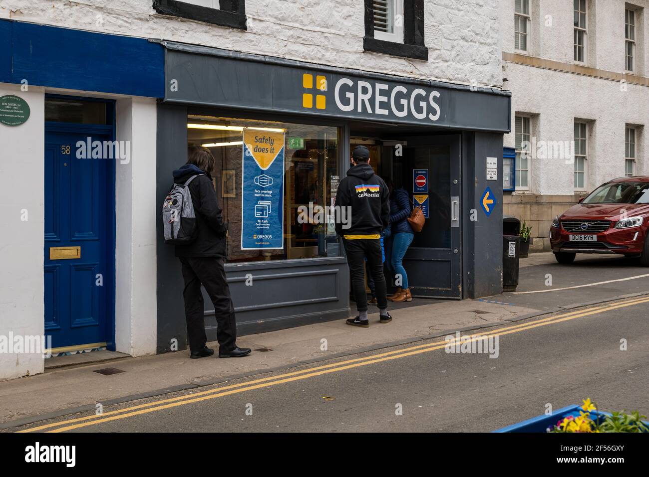 Menschen, die während einer Pandemie vor Greggs Bäckerei Schlange stehen, High Street, North Berwick, East Lothian, Schottland, VEREINIGTES KÖNIGREICH Stockfoto