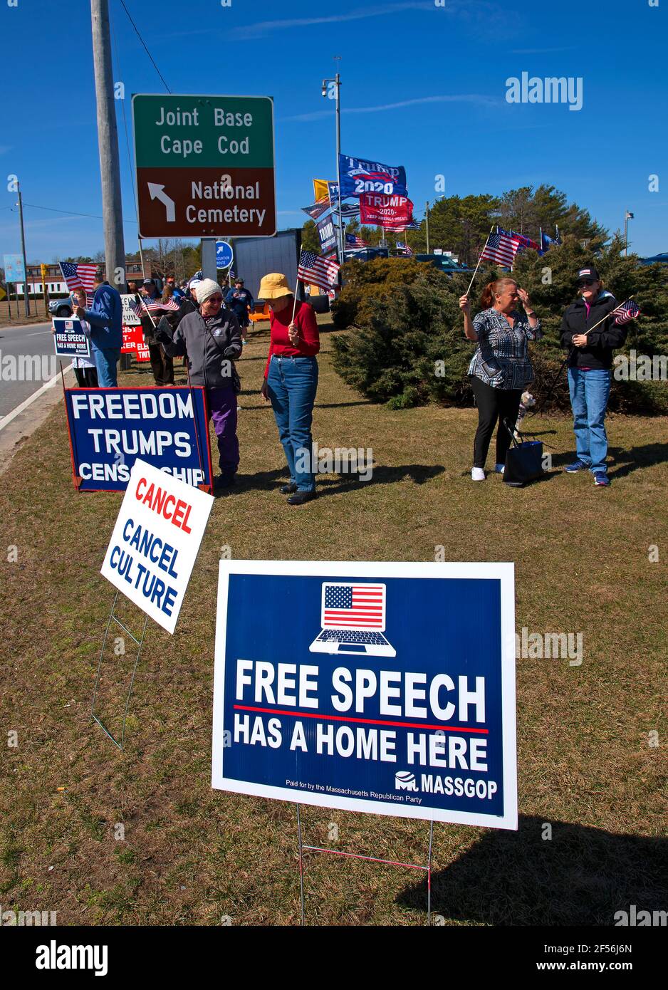 Eine Anti-Zensur-Kundgebung auf Cape Cod, USA. Bekämpfung der Zensur herausragen. United Cape Patriots Stockfoto