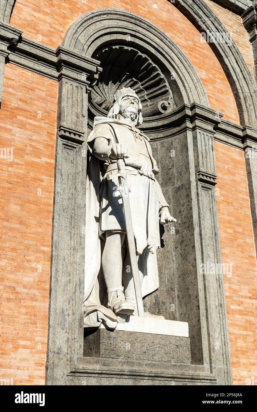 Statue von Roger dem Norman (Roger II von Sizilien) im Königspalast von Neapel (Palazzo reale di Napoli) auf der Piazza del Plebiscito, Italien Stockfoto