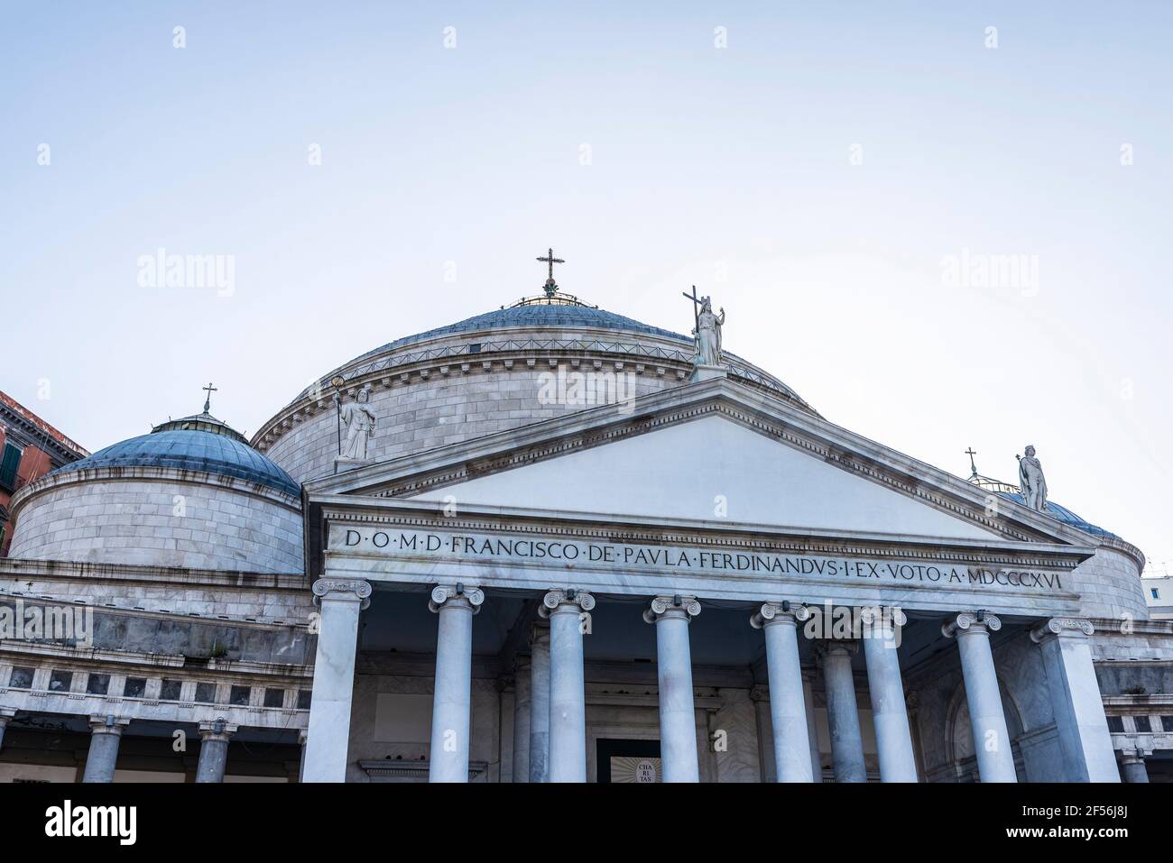 Fassade der Kirche San Francesco di Paola auf der Piazza del Plebiscito, Neapel, Italien Stockfoto