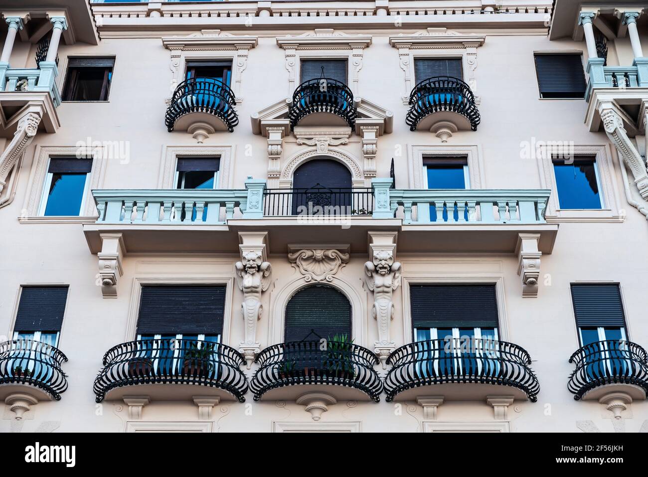 Fassade eines alten klassischen Gebäudes mit halbrunden Balkonen aus Schmiedeeisen im historischen Zentrum von Neapel, Italien Stockfoto