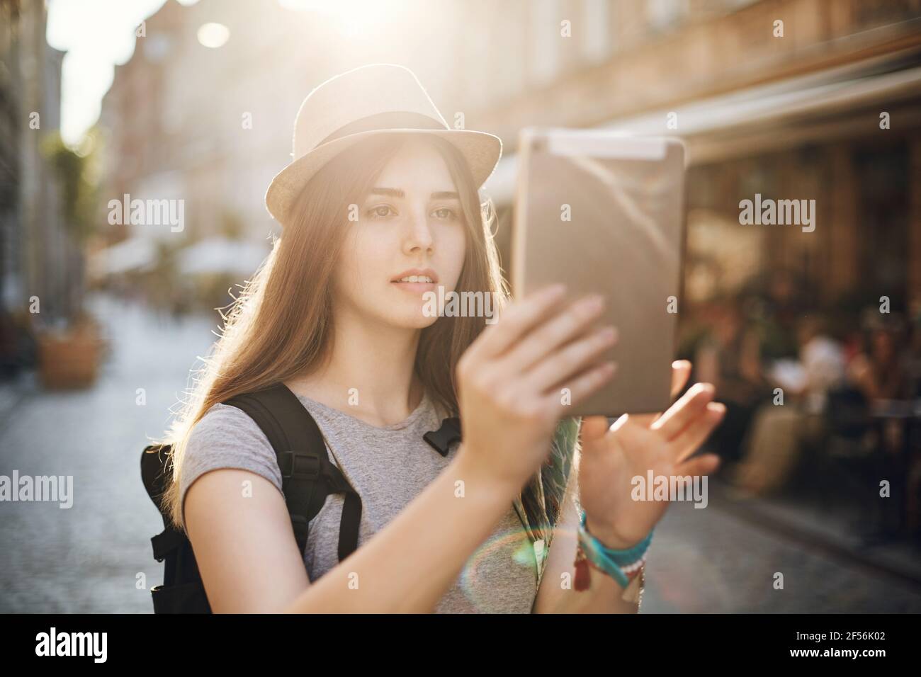 Weibliche Touristen mit einem Tablet nach interessanten Orten zu suchen oder finden ihren Weg oder einfach nur chatten mit Freunden per Video. Reisekonzept. Stockfoto