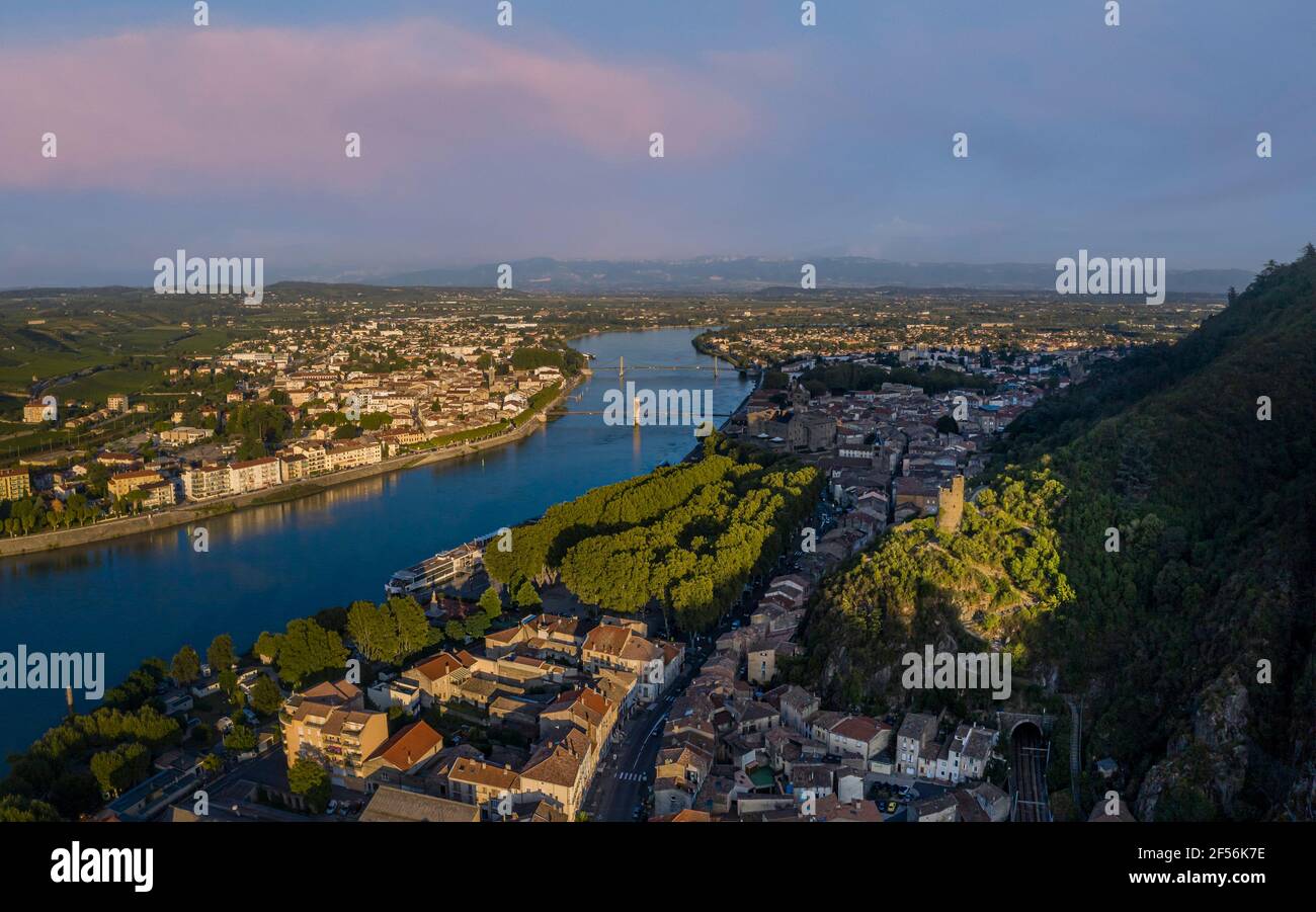 Frankreich, Vaucluse, Avignon, Wolkenpanorama über die Rhone und die Pont Saint-Benezet Stockfoto