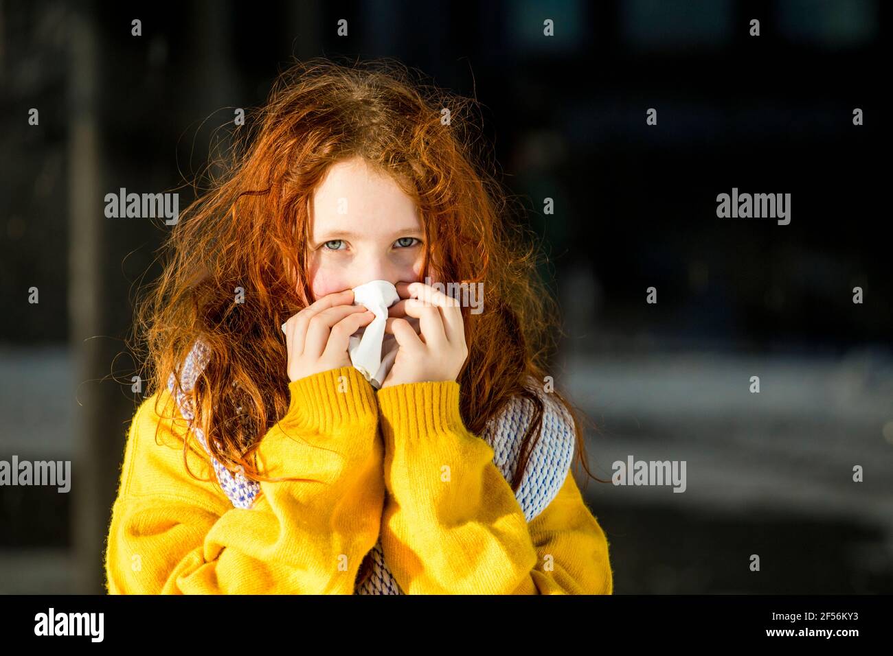 Mädchen mit grauen Augen Reinigung Nase im Freien Stockfoto