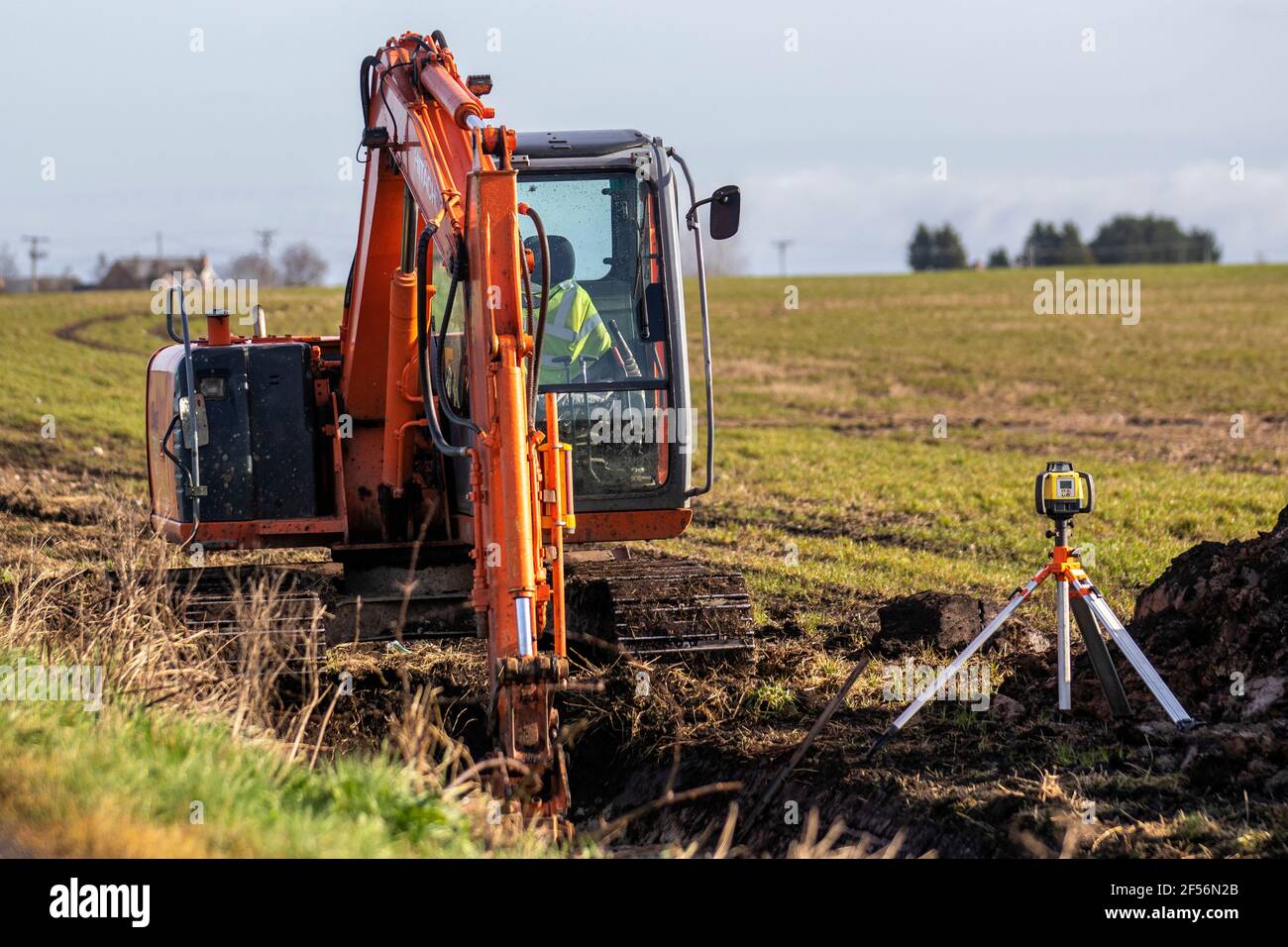 Externer GPS-Empfänger verwendet in Burscough, Lancashire, Großbritannien 24. März 2024, UK Wetter. Ein Landschafts-Entwässerungsbagger Landwirte verwenden GPS-Satellitenführungssysteme für Probleme mit Abflüssen, Oberflächenwasserkontrolle, Entwässerung von Windparks und Hochwasserschutz, um Tiefe und Neigung zu planen. Stockfoto