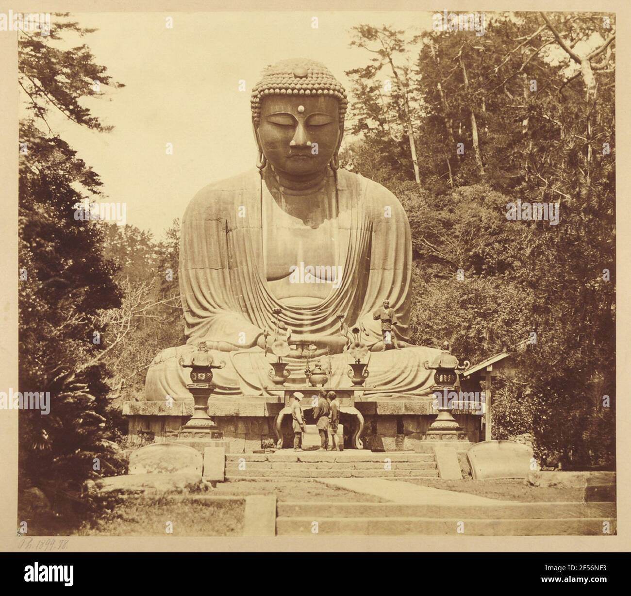 Der große Buddha von Kamakura. Die buddhistische Skulptur und vor allem der Daibutsu, der große Buddha, ist eines der beliebtesten Motive der japanischen Reisefotografie. Schon die Größe der Statue muss den Reisenden aus dem Westen beeindruckt haben: 13,35 Meter misst die Bronzeskulptur, die der damalige Herrscher Hojo Yasutoki im 13th. Jahrhundert für die 50 Kilometer südlich von Tokyo Kamakura gemacht werden kann. (Aya Fujita) Stockfoto
