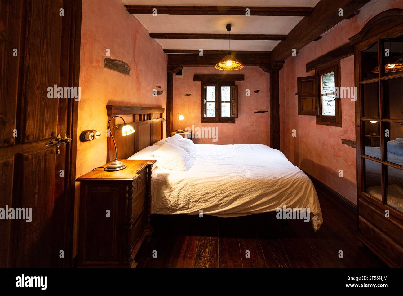 Schlafzimmer des rustikalen Hauses Stockfoto