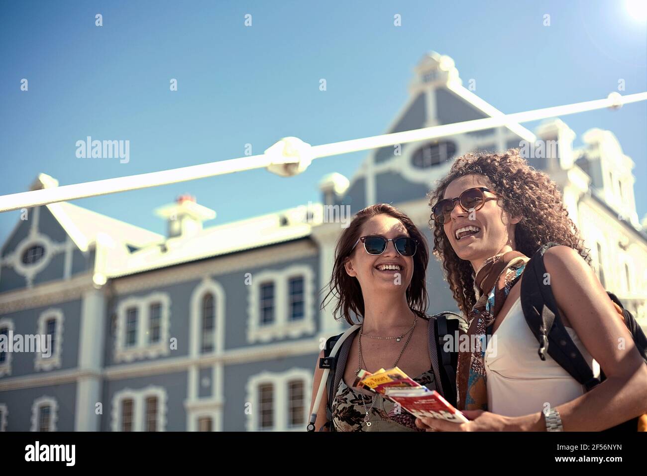 Weibliche Freunde genießen Städtereise an sonnigen Tag Stockfoto