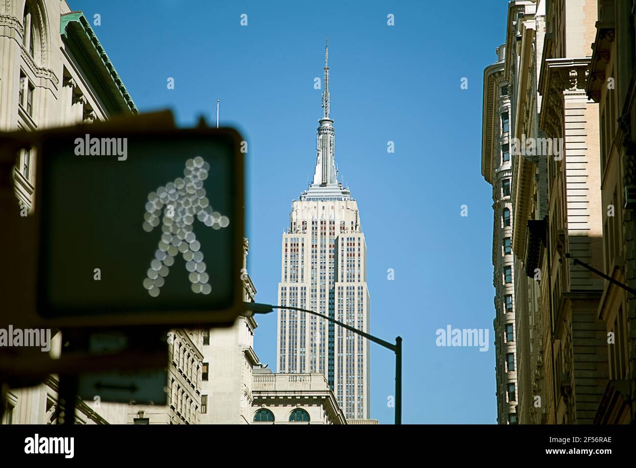 USA, New York, New York City, Empire State Building mit Ampel im Vordergrund Stockfoto