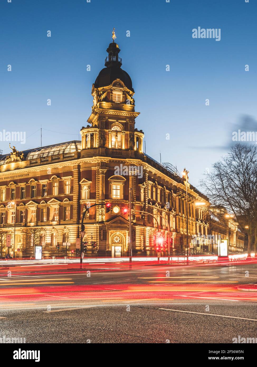 Deutschland, Hamburg, Oberpostdirektion Gebäude Außenansicht beleuchtet bei Sonnenaufgang Stockfoto