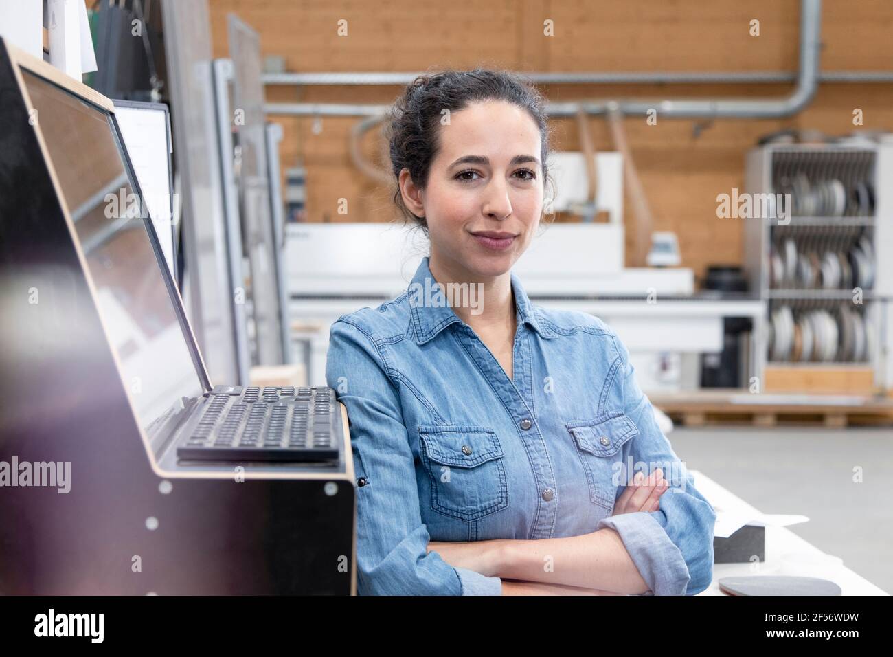 Selbstbewusste Geschäftsfrau, die im Werk vor dem Bedienfeld steht Stockfoto