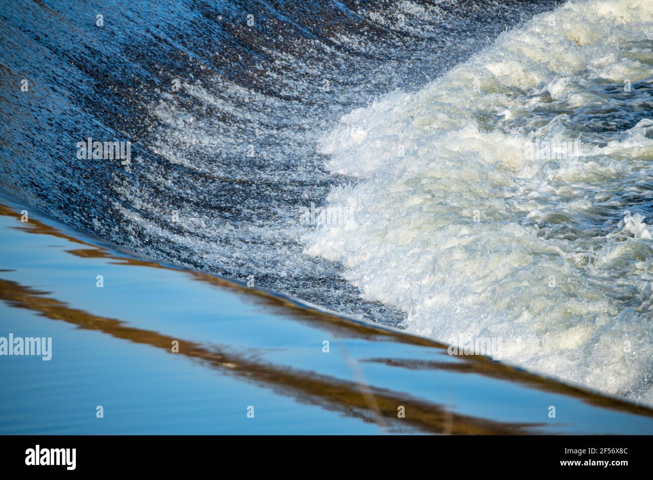 Wasserdurchfluss an der Trinkwasserversorgung Stockfoto