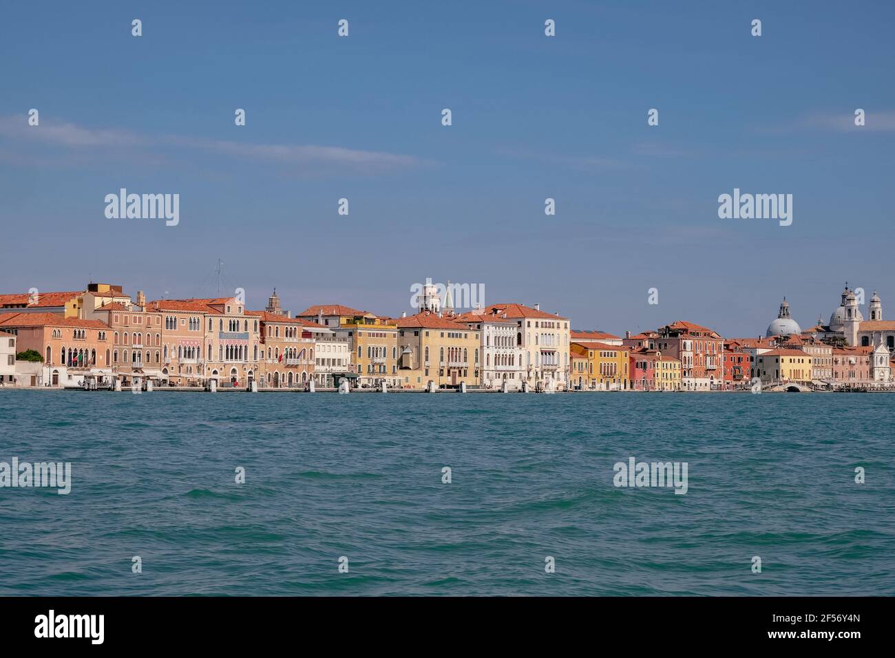 Blick auf Venedig vom Vaporetto in der Lagune - Chiesa di Santa Maria del Rosario - Gesuati - Venedig, Italien Stockfoto