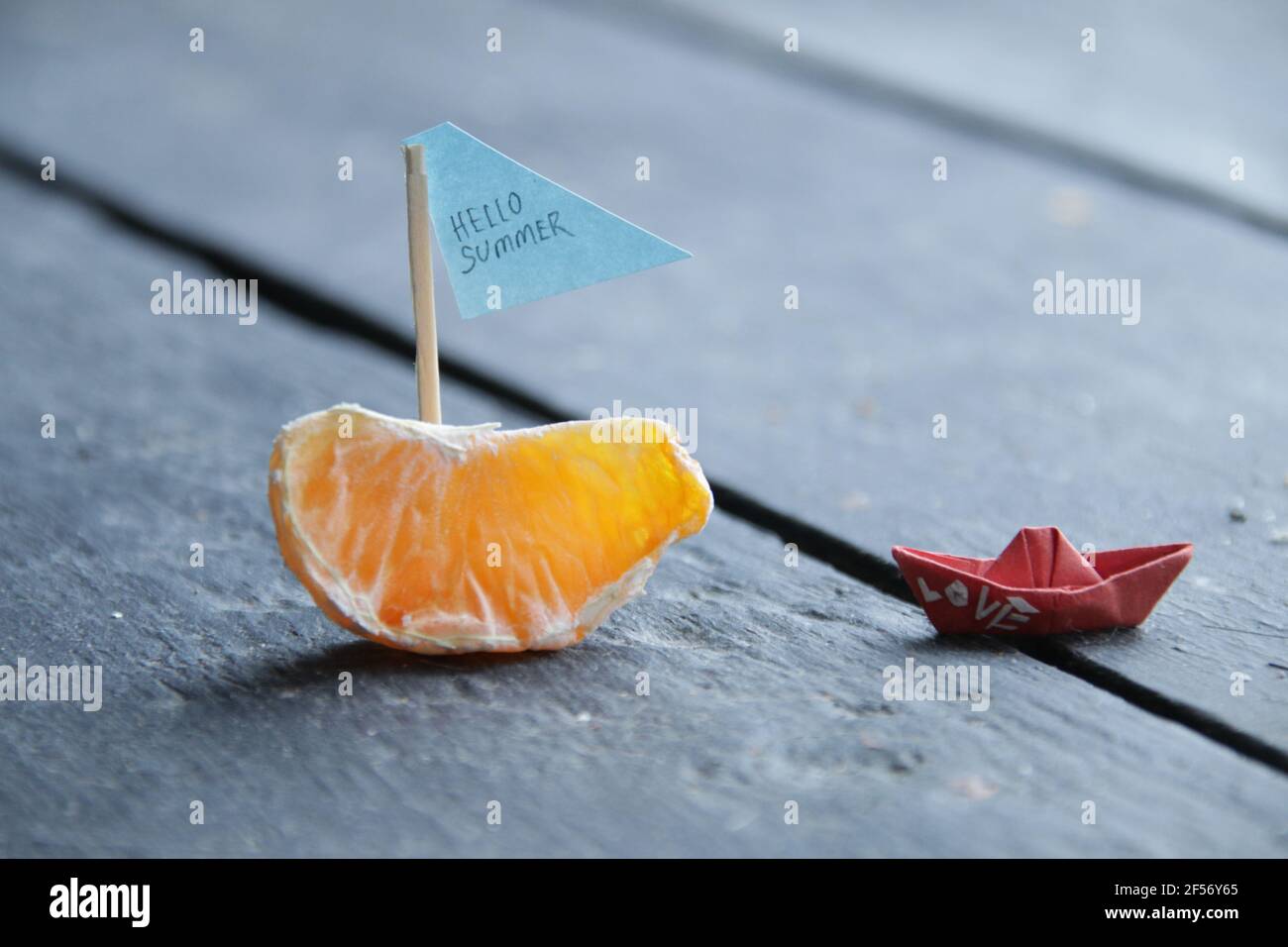 Sommerurlaub Idee. Meereshintergrund mit Schriftzug Hello Summer. Stockfoto