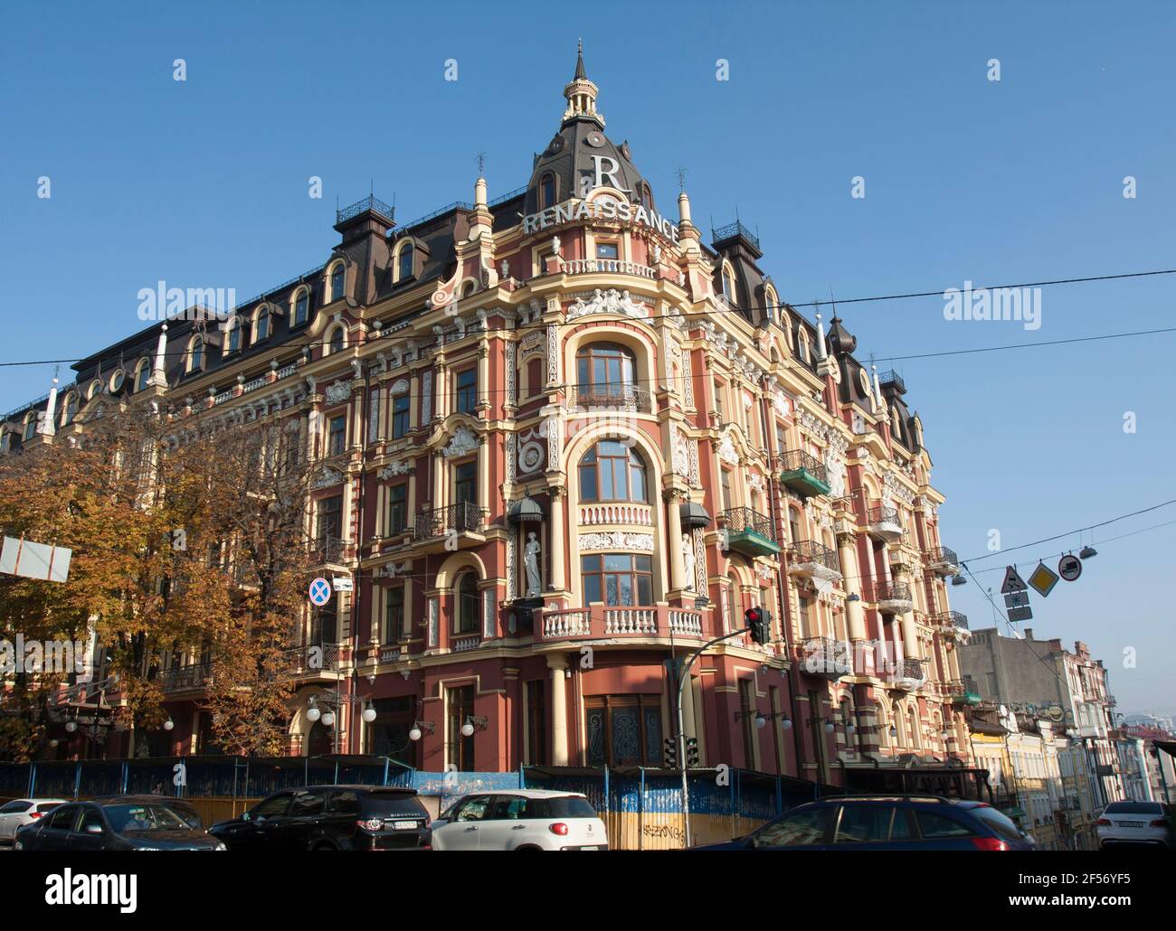 UKRAINE - 10. NOVEMBER 2018: Hotel Renaissance, historisches Gebäude, Wahrzeichen der Architektur Anfang des XX. Jahrhunderts. Stockfoto