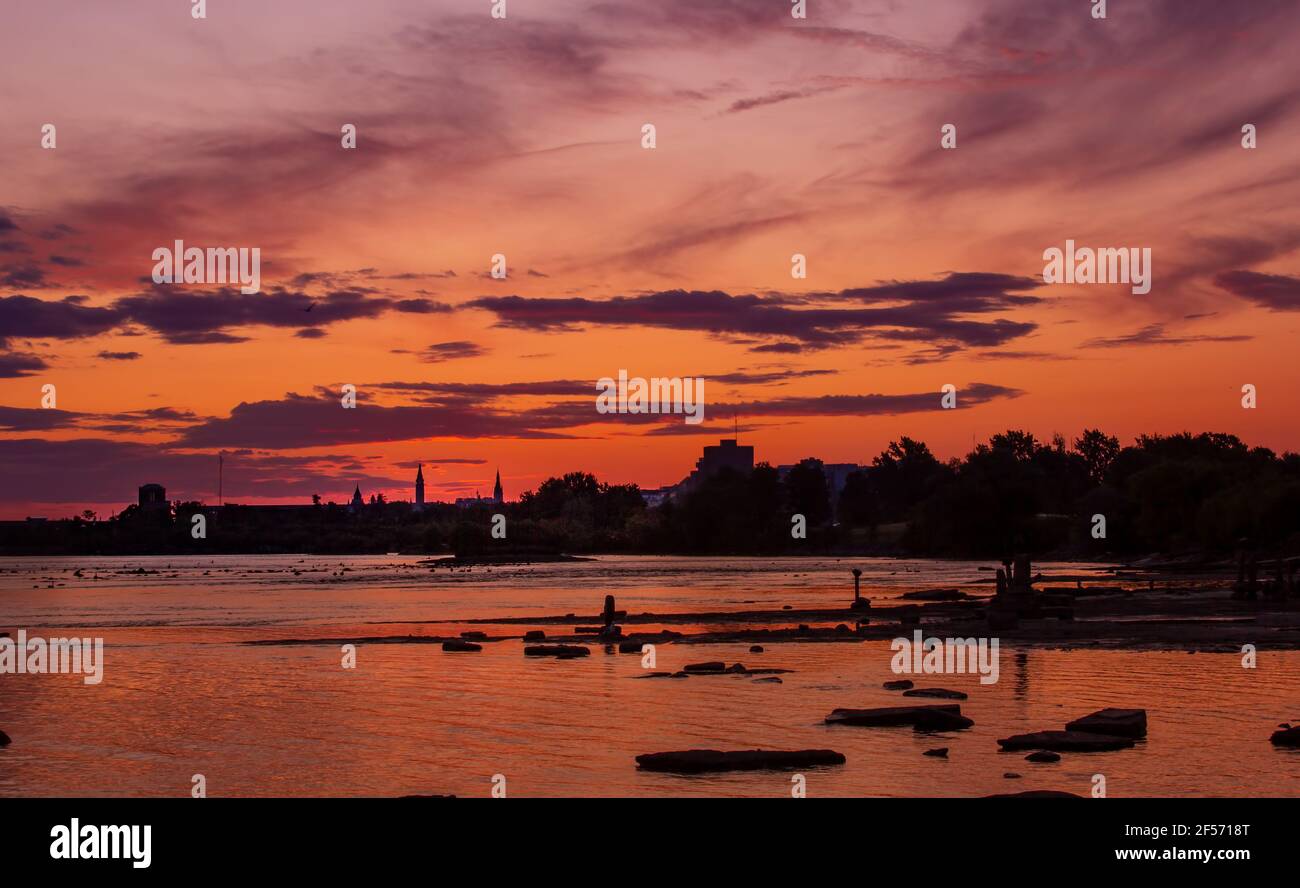 Silhouette der Skyline von Ottawa und historische Parlamentsgebäude sonnenaufgang über dem Fluss mit lebendigen Farben Stockfoto