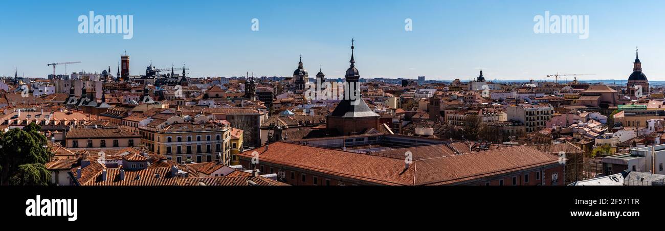 Panoramablick auf das historische Zentrum von Madrid von Almudena Kathedrale. Blick auf den blauen Himmel Stockfoto