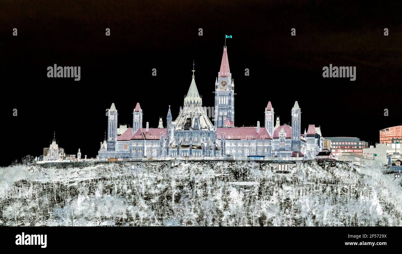 Foto des kanadischen Parlaments im Winter mit den Farben invertiert Für Wirkung Stockfoto