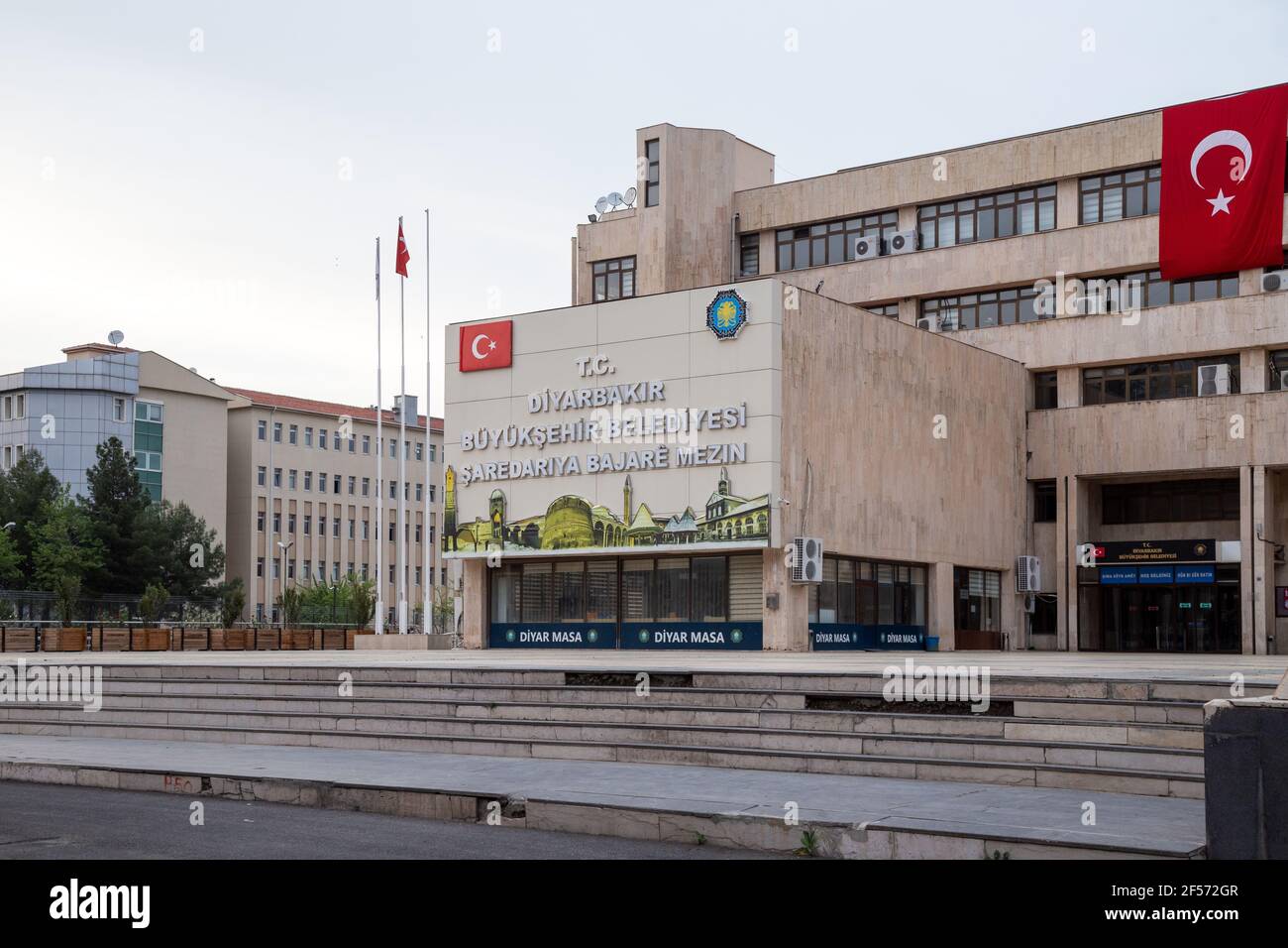 Diyarbakir / Türkei - 05/01/2019: Eingang des Rathauses von Diyarbakır. Diyarbakir Metropolitan Municipality. Diyarbakır, Türkei. Stockfoto