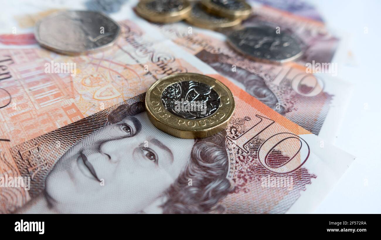 Englische Pfund-Währung mit polymeren Geldscheinen und Sterling-Münzen Stockfoto