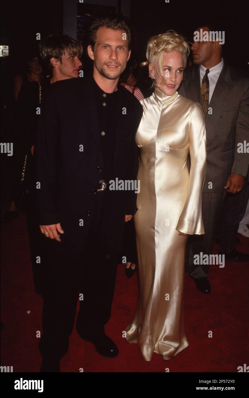 Christian Slater und Patricia Arquette während der 'True Romance' Los Angeles Premiere in Los Angeles, Kalifornien 8. September 1993 Credit: Ralph Dominguez/MediaPunch Stockfoto