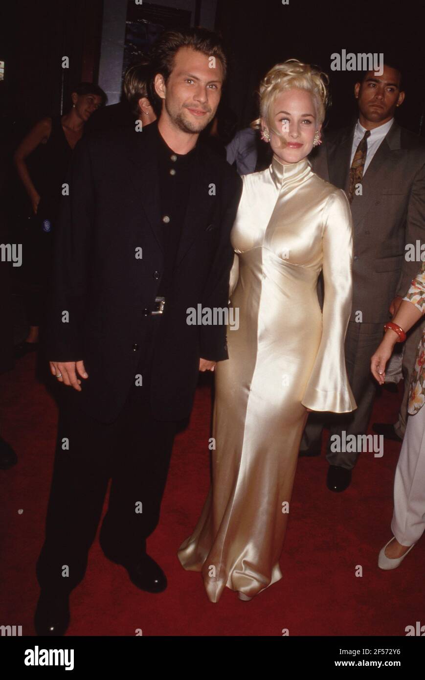 Christian Slater und Patricia Arquette während der 'True Romance' Los Angeles Premiere in Los Angeles, Kalifornien 8. September 1993 Credit: Ralph Dominguez/MediaPunch Stockfoto