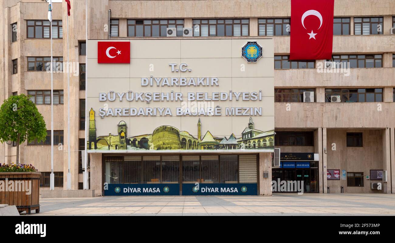 Diyarbakir / Türkei - 05/01/2019: Eingang des Rathauses von Diyarbakır. Diyarbakir Metropolitan Municipality. Diyarbakır, Türkei. Stockfoto
