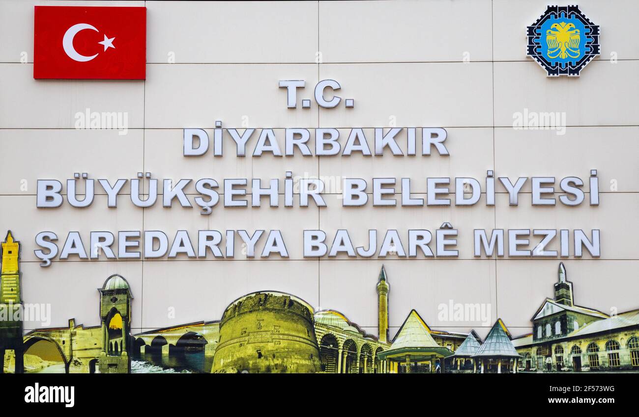 Diyarbakir / Türkei - 05/01/2019: Eingang des Rathauses von Diyarbakır. Diyarbakir Metropolitan Municipality. Diyarbakır, Türkei. Stockfoto