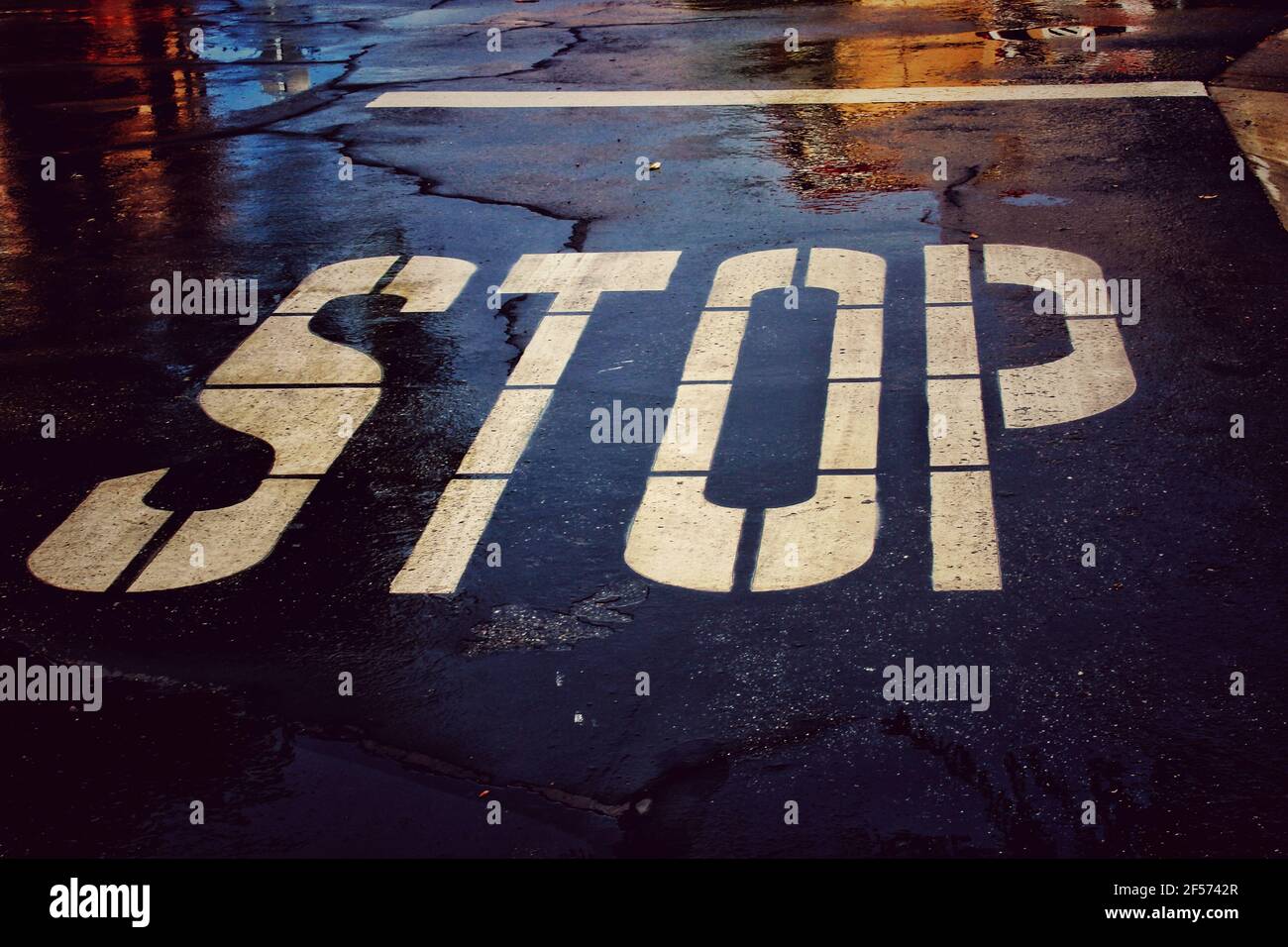 Stop-Schild auf dem Boden an einem regnerischen Tag Stockfoto