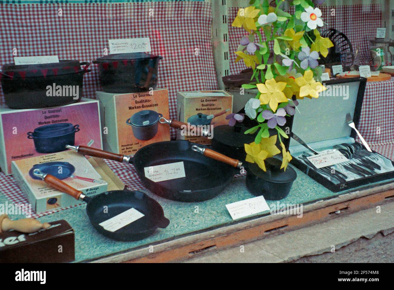 Fensterdisplay, Eisenwarenladen, 19. Mai 1990, nur vier Monate vor der deutschen Wiedervereinigung, Meiningen, Thüringen, DDR Stockfoto