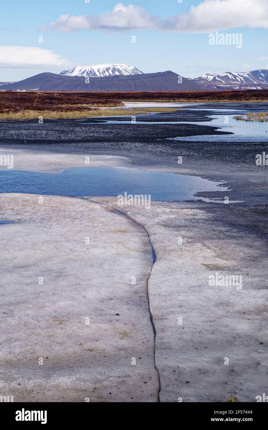 Gefrorener See mit Hverfjall Krater im HintergrundSee Myvatn Island LA008965 Stockfoto