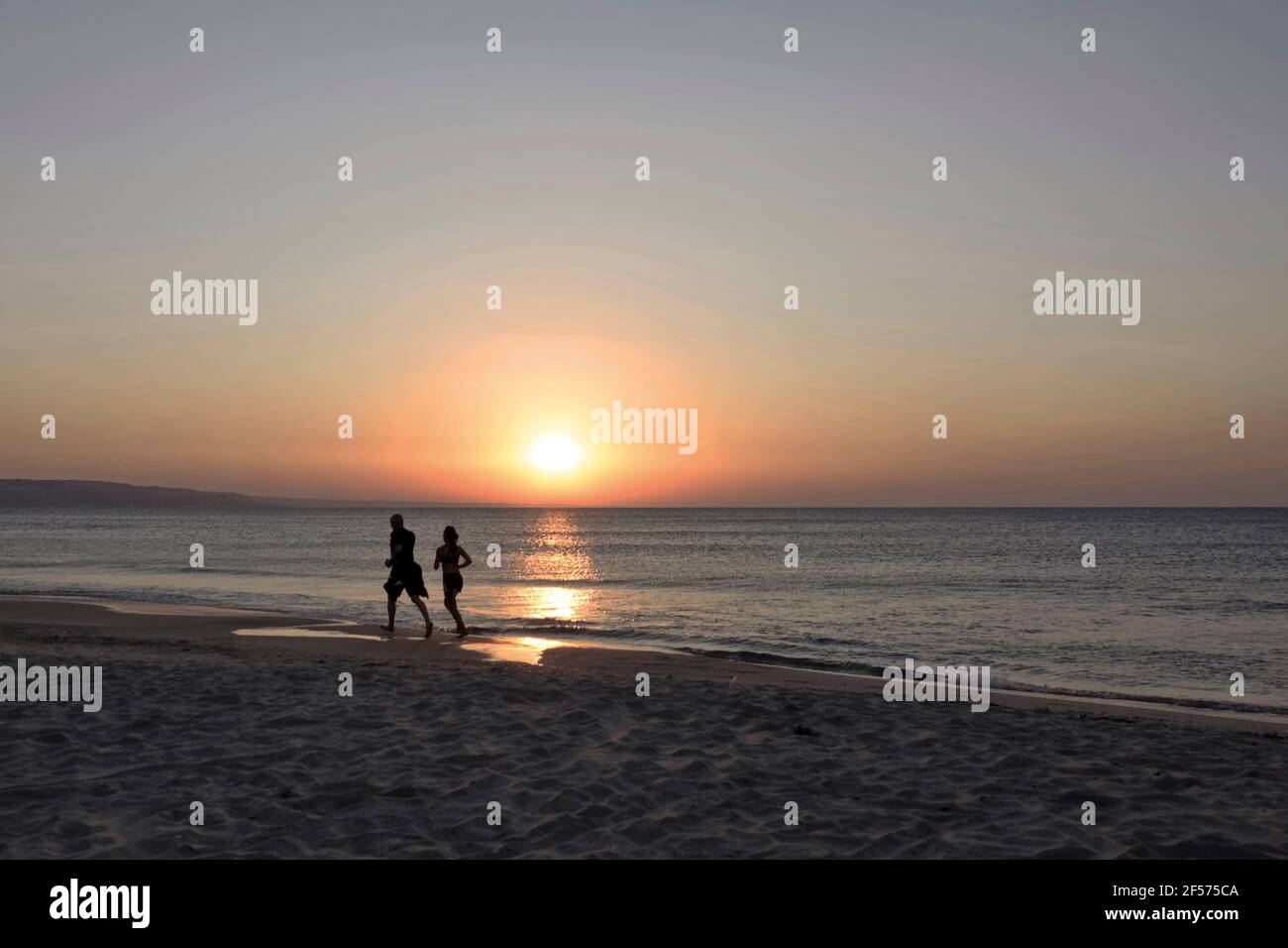 Menschen laufen am Strand bei Sonnenaufgang, Varna, Schwarzes Meer, Bulgarien, Stockfoto
