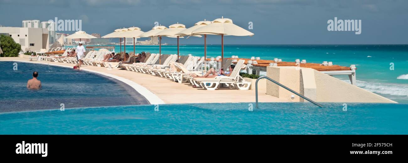 Hotel Pool und Meer Cancun, Quintana Roo, Mexiko Stockfoto