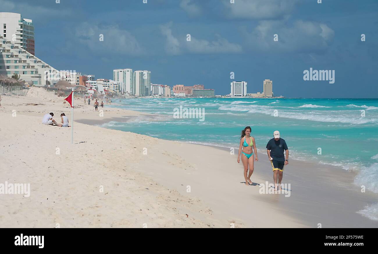 Menschen am Strand in Hotel Zone, Cancun, Quintana Roo, Mexiko Stockfoto
