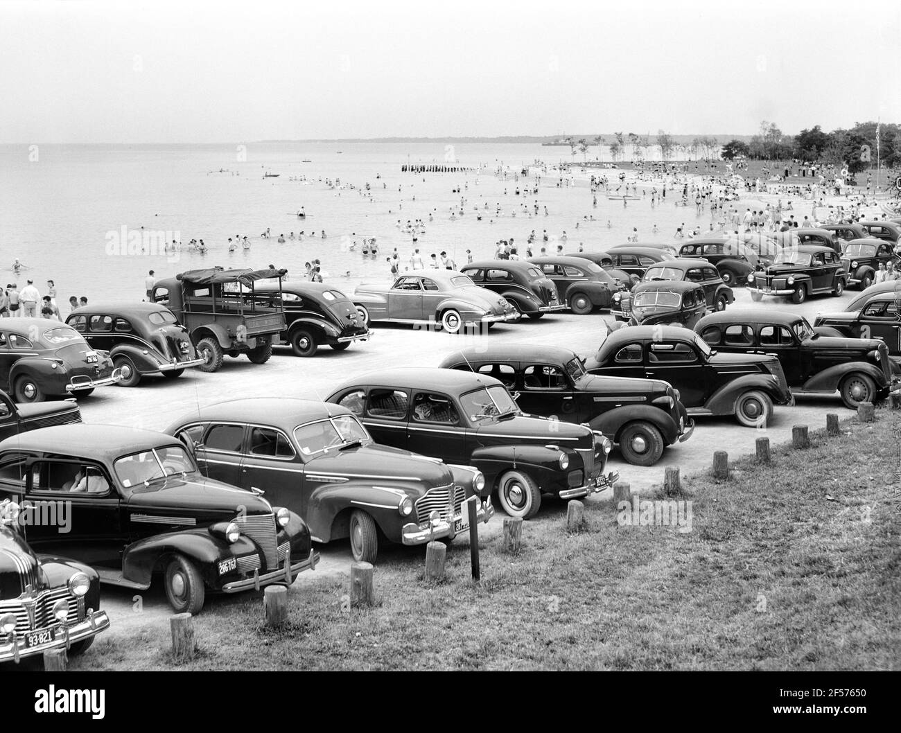 Geparkte Autos am Strand, Yorktown, Virginia, USA, Jack Delano, U.S. Farm Security Administration, Juni 1941 Stockfoto