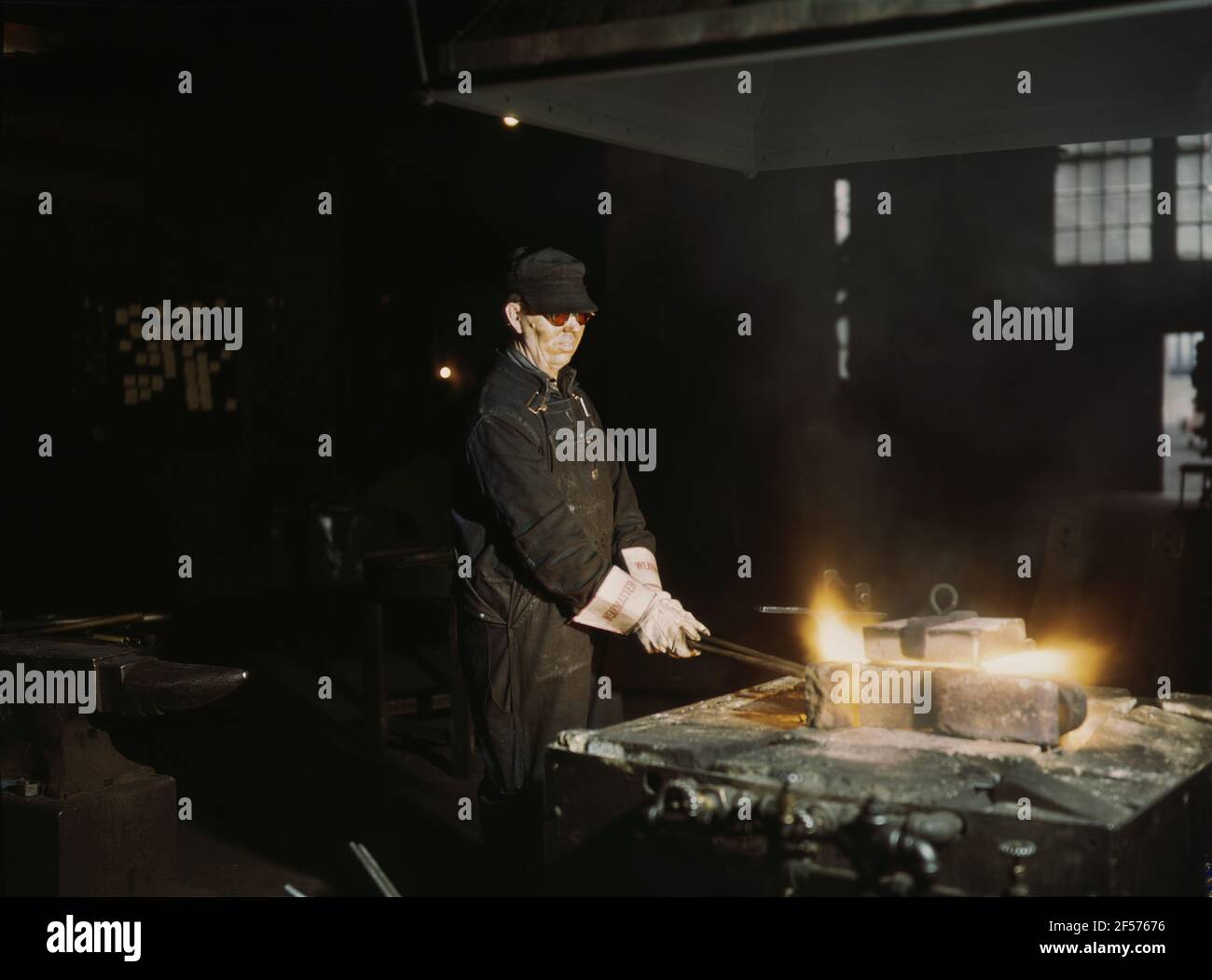 John Kelsch, Blacksmith, in der Schmiede in der Schmiede in Roundhouse, Rock Island, Railroad, Blue Island, Illinois, USA, Jack Delano, U.S. Office of war Information, April 1943 Stockfoto