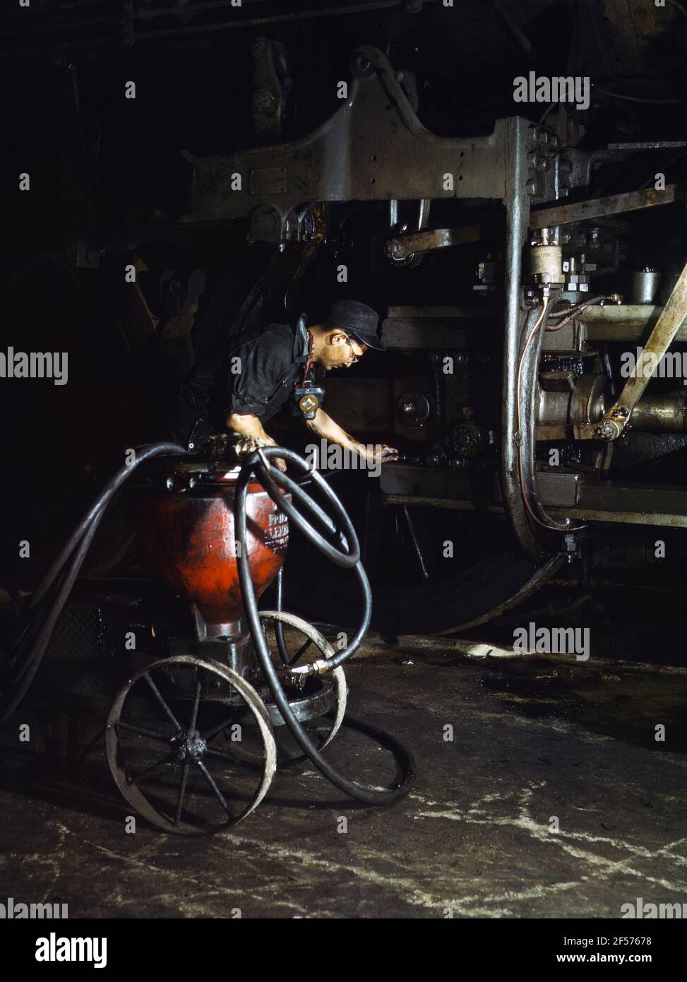 Thomas Madrigal Schmierbahn in Roundhouse, Rock Island Railroad, Blue Island, Illinois, USA, Jack Delano, U.S. Office of war Information, April 1943 Stockfoto